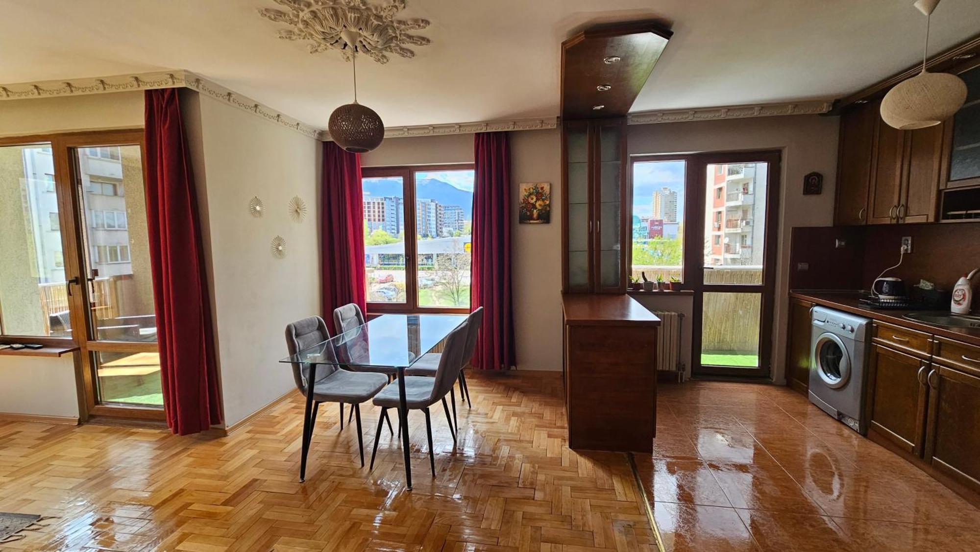 Business Park Retreat: 1br With Mountain View *