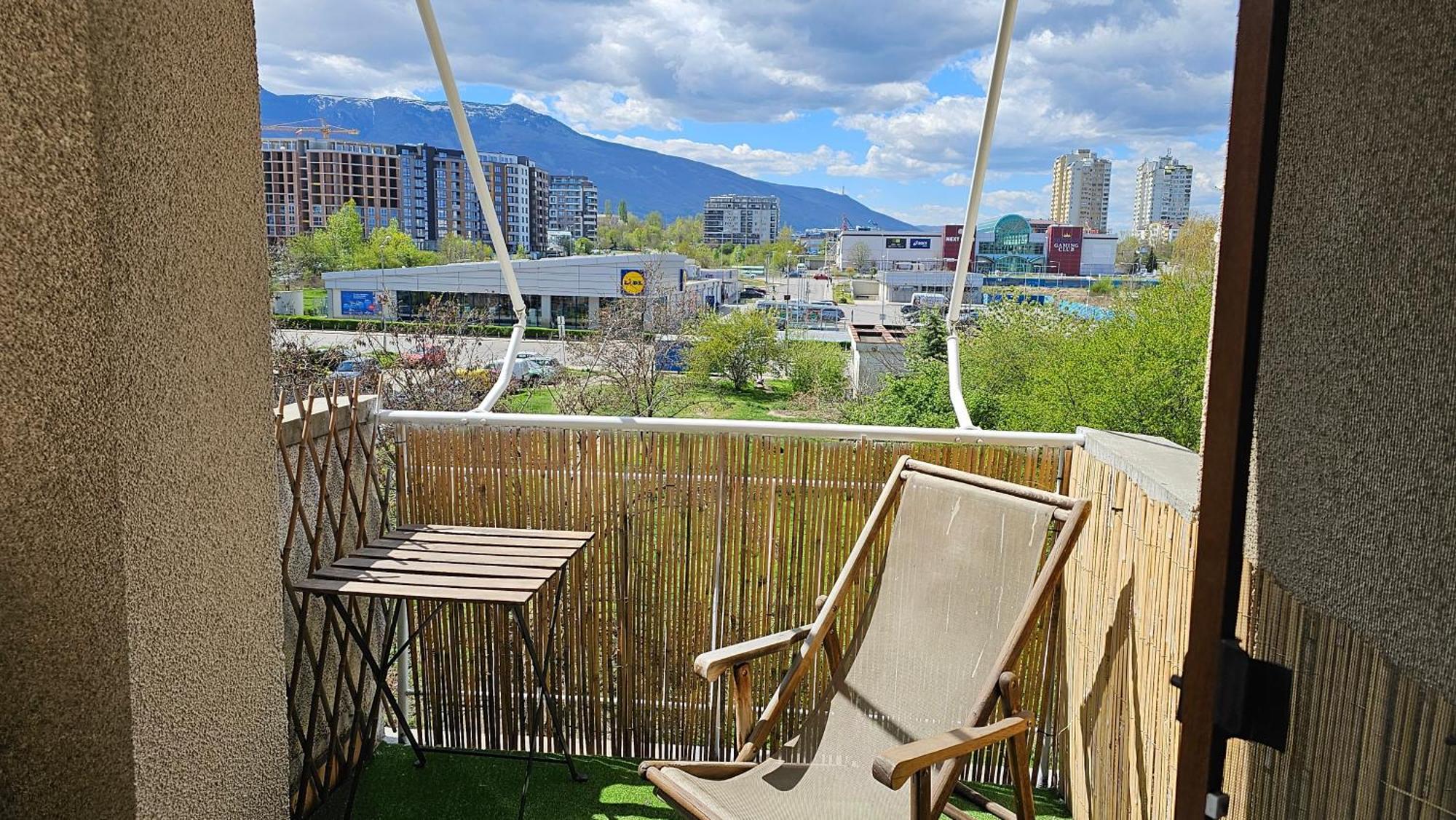 Business Park Retreat: 1br With Mountain View