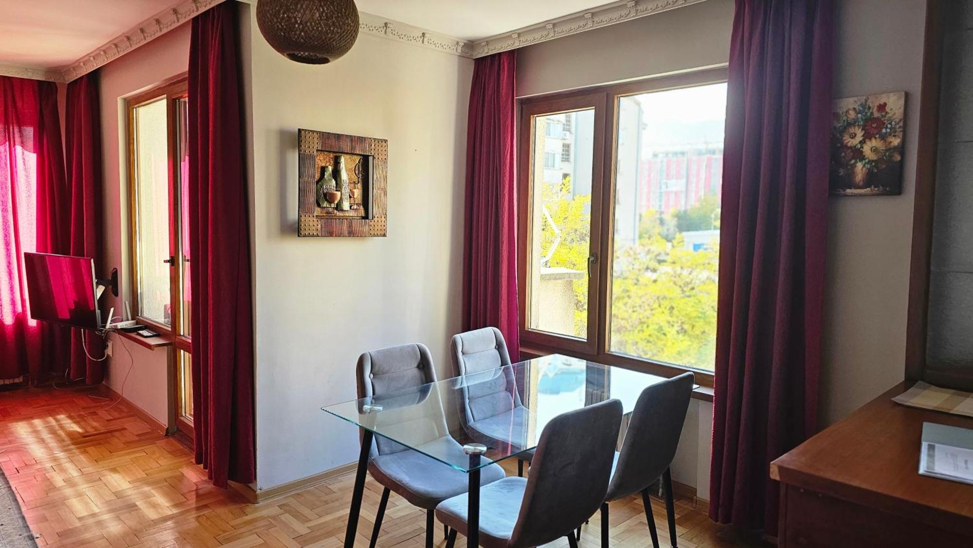 Business Park Retreat: 1br With Mountain View Sofia